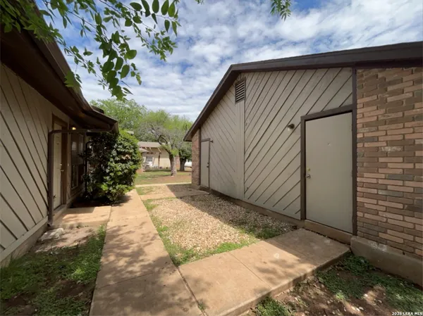 $995 | 8869 Meadow Trace Street, San Antonio, TX 78250