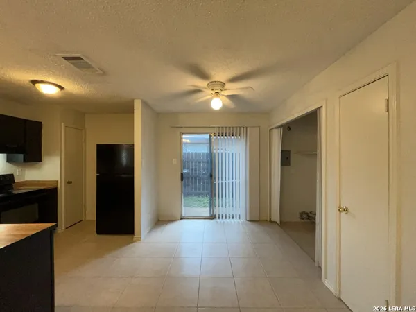 $995 | 8869 Meadow Trace Street, San Antonio, TX 78250