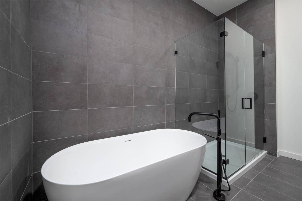 2209 South 1st Street, Unit 407 Austin, TX 78704 - Photo 13 of 30 a bathroom with a bathtub