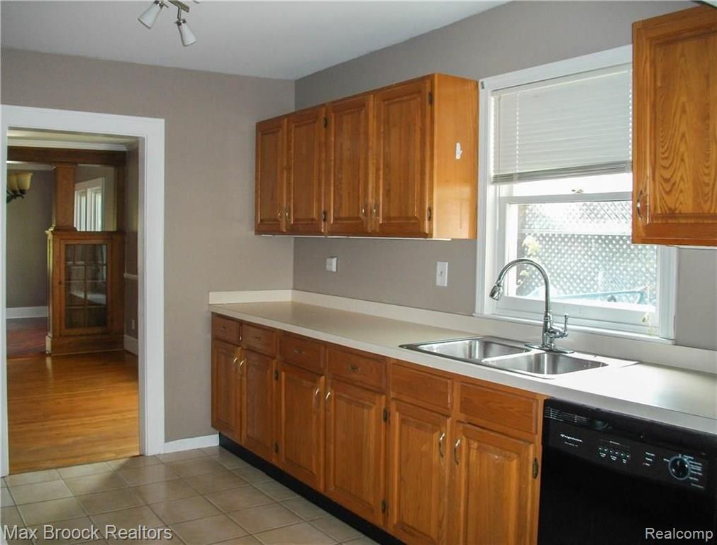 1602 Inverness Street Sylvan Lake, MI 48320 - Photo 7 of 34