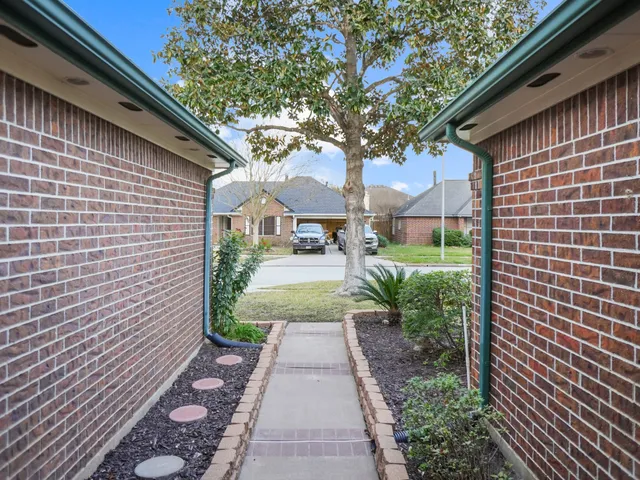 a view of a pathway along the building