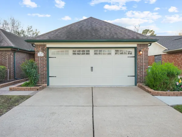 a view of a house with backyard