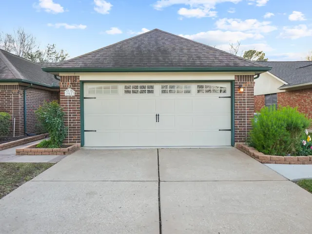 a view of a house with backyard