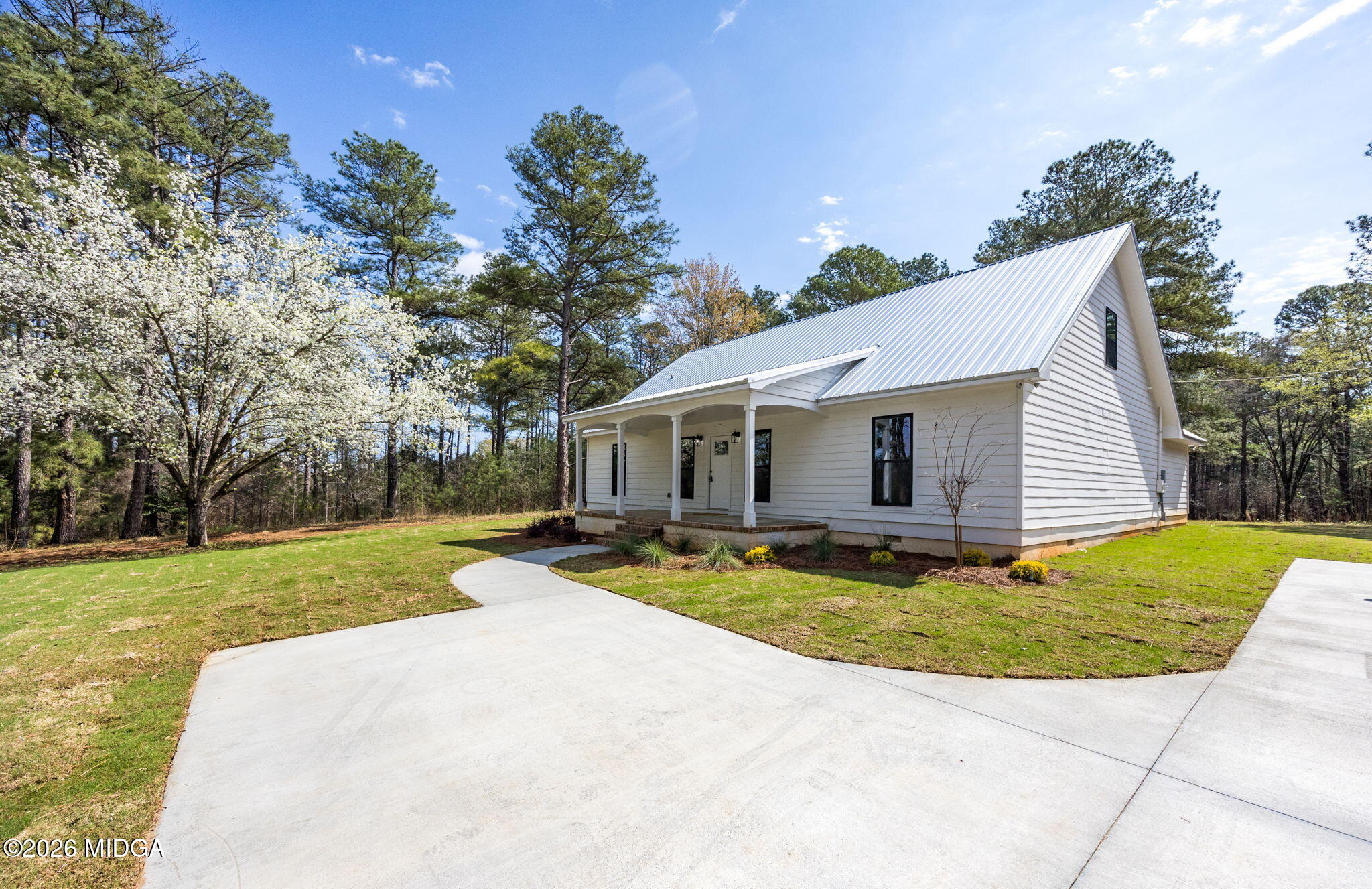 137 Buck Road Gray, GA 31032 - Photo 3 of 35 a view of a house with swimming pool and a yard
