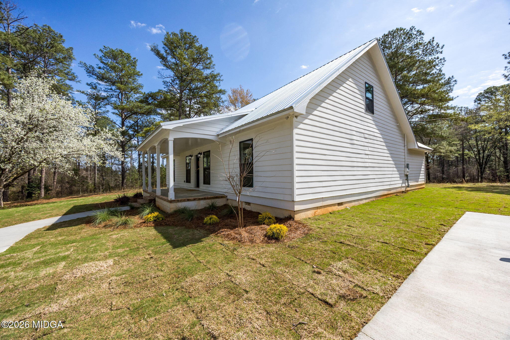 137 Buck Road Gray, GA 31032 - Photo 4 of 35 a view of a house with backyard and sitting area