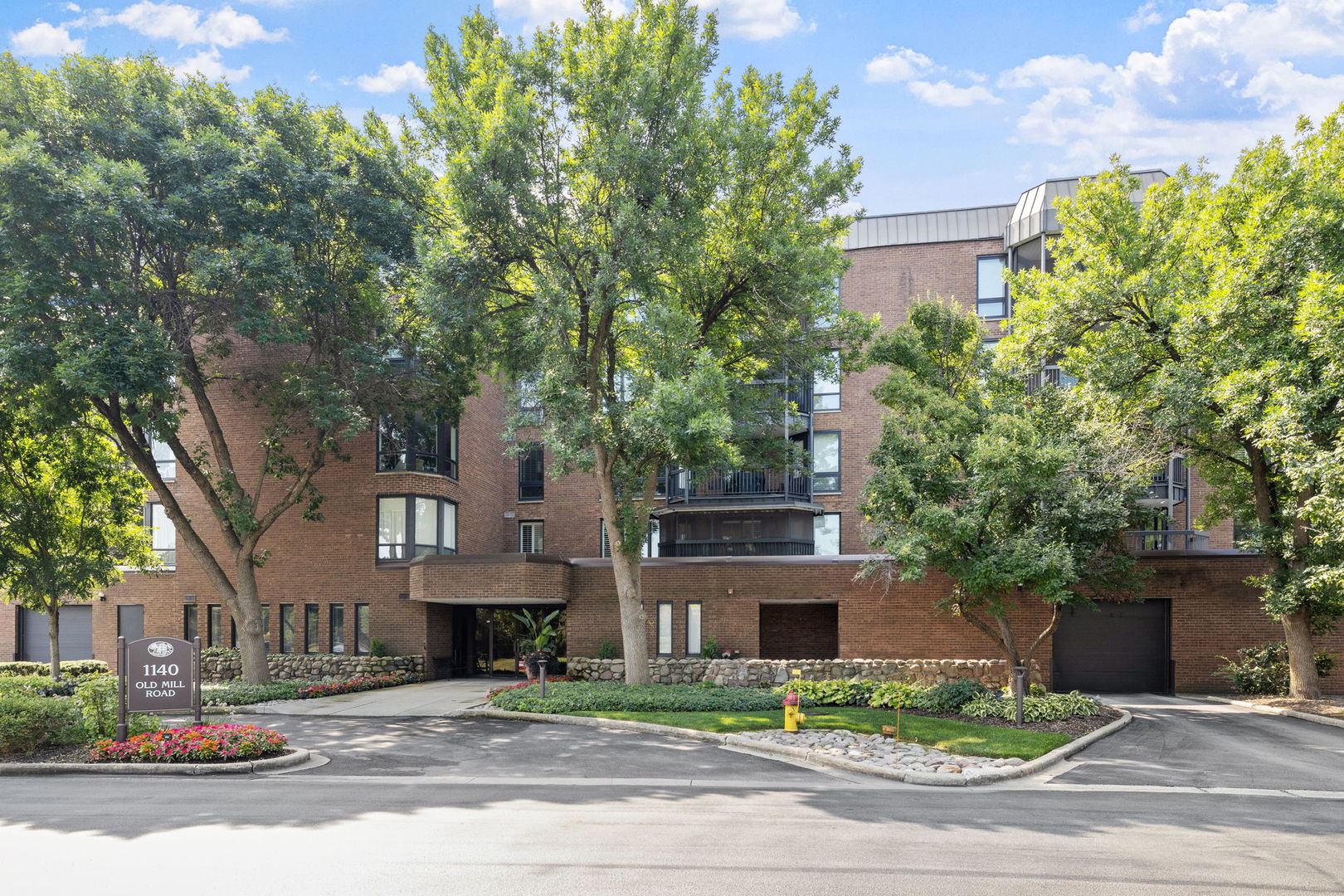 1140 Old Mill Road, Unit 201F Hinsdale, IL 60521 - Photo 2 of 26 Gallery Image 2