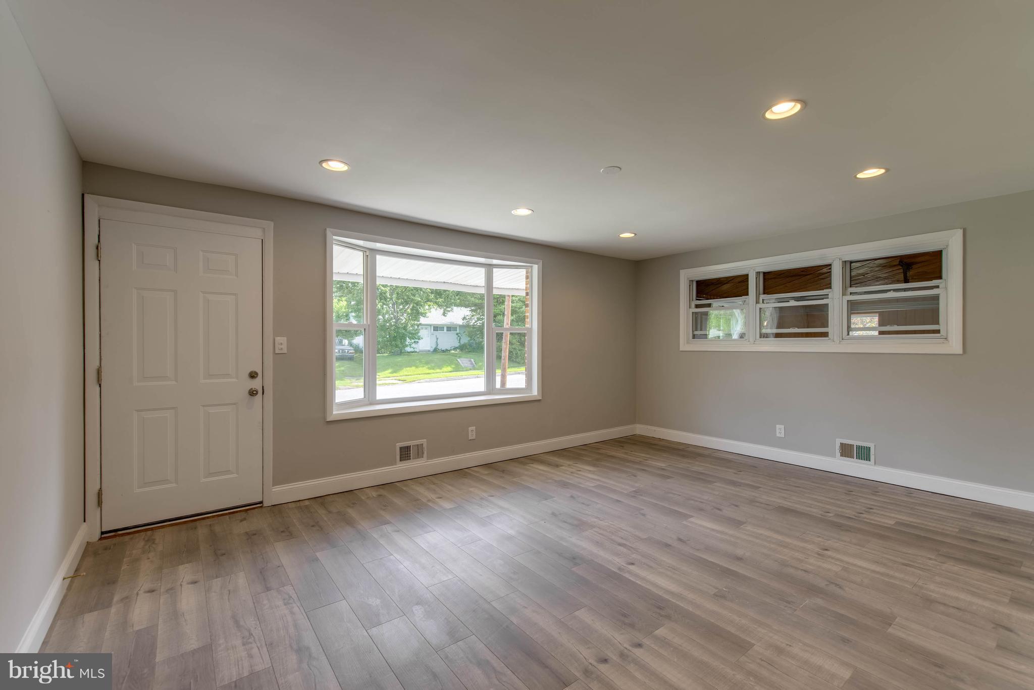 4709 Mawani Road Baltimore, MD 21206 - Photo 4 of 22 Sunny Living Room with hardwood floors!
