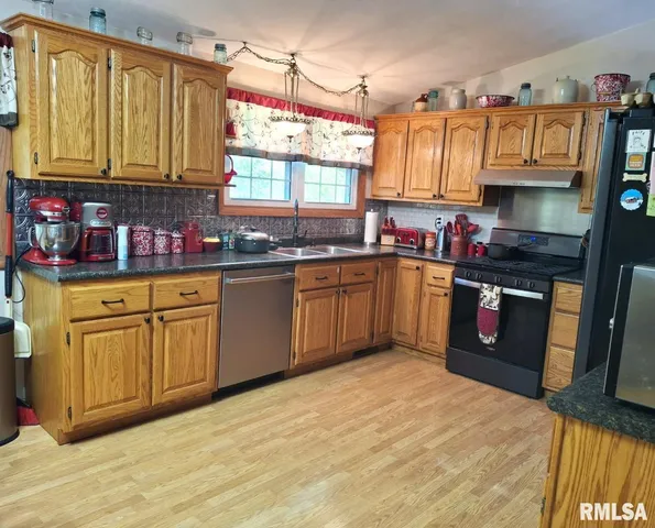 $179,900 | 757 West Locust Street, Canton, IL 61520