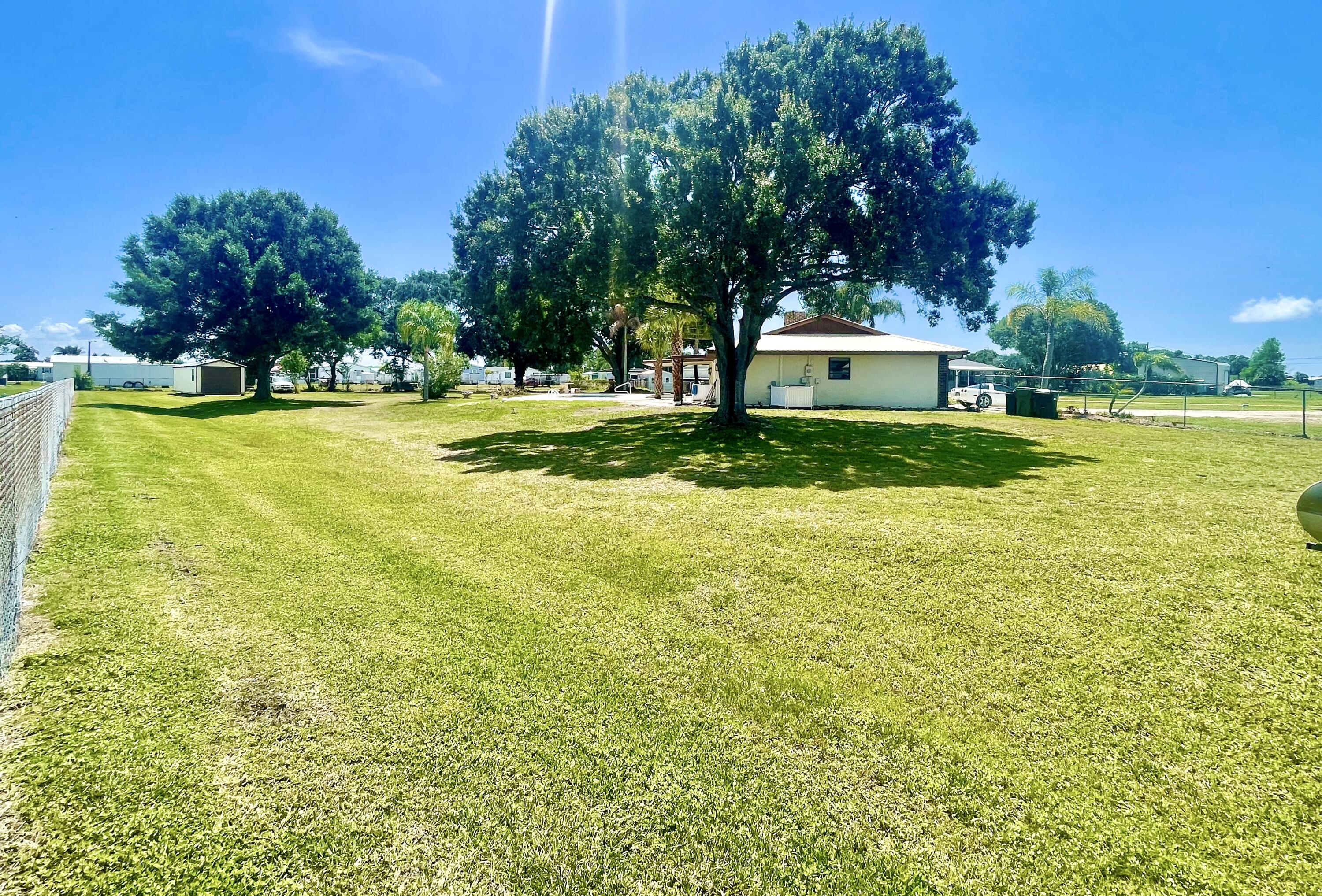 3856 Southwest 11th Avenue Okeechobee, FL 34974 - Photo 39 of 42 Side yard