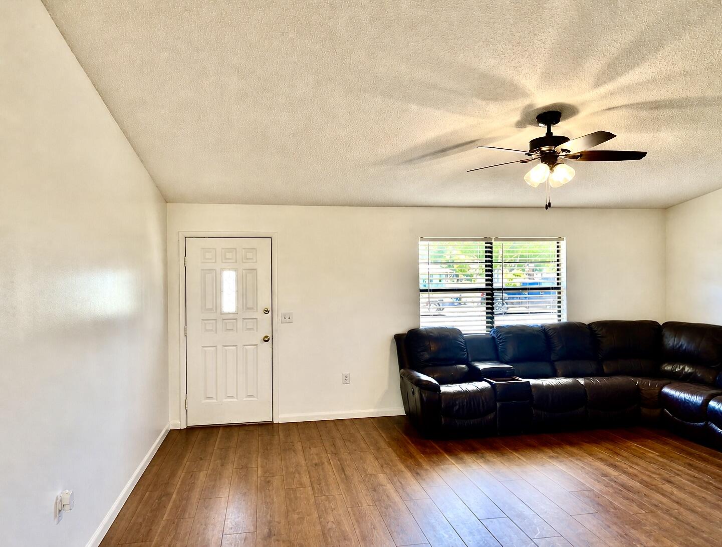 3856 Southwest 11th Avenue Okeechobee, FL 34974 - Photo 8 of 42 Living Room