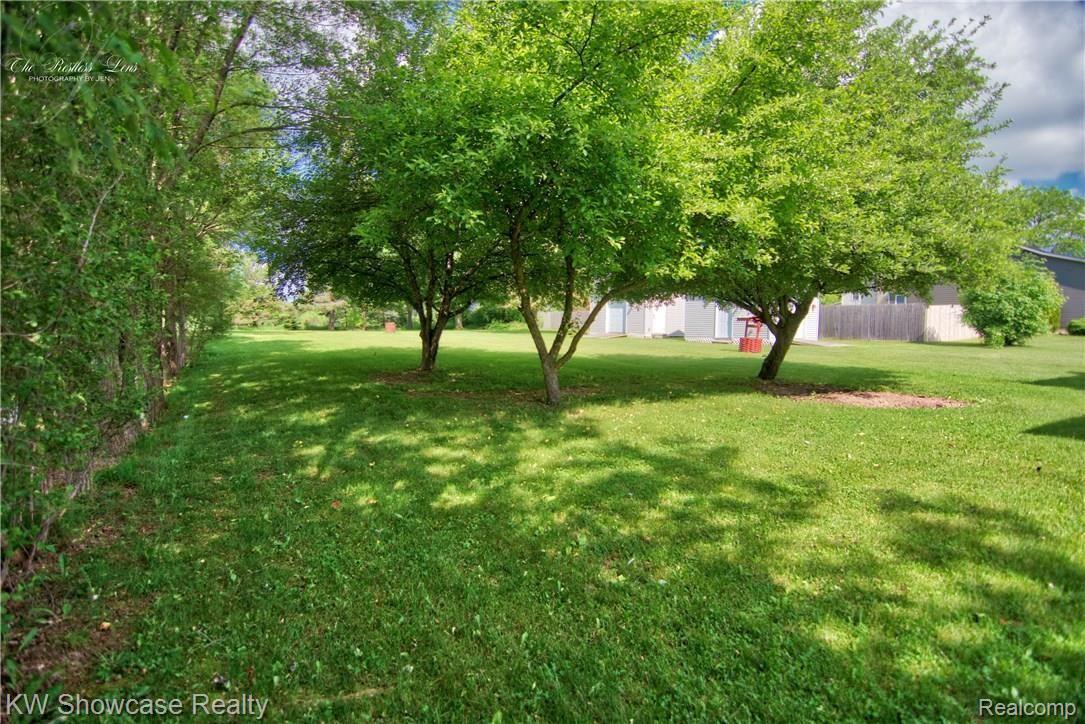 18364 Hickory Ridge Road Fenton, MI 48430 - Photo 8 of 36 18374HickoryRidgeRdext-8.jpg