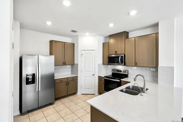 $1,995 | 10115 Pearl Creek, San Antonio, TX 78245