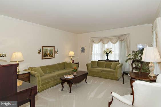 16915 Hoskinson Road Poolesville, MD 20837 - Photo 6 of 30 Living Room
