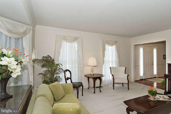 16915 Hoskinson Road Poolesville, MD 20837 - Photo 7 of 30 Living Room