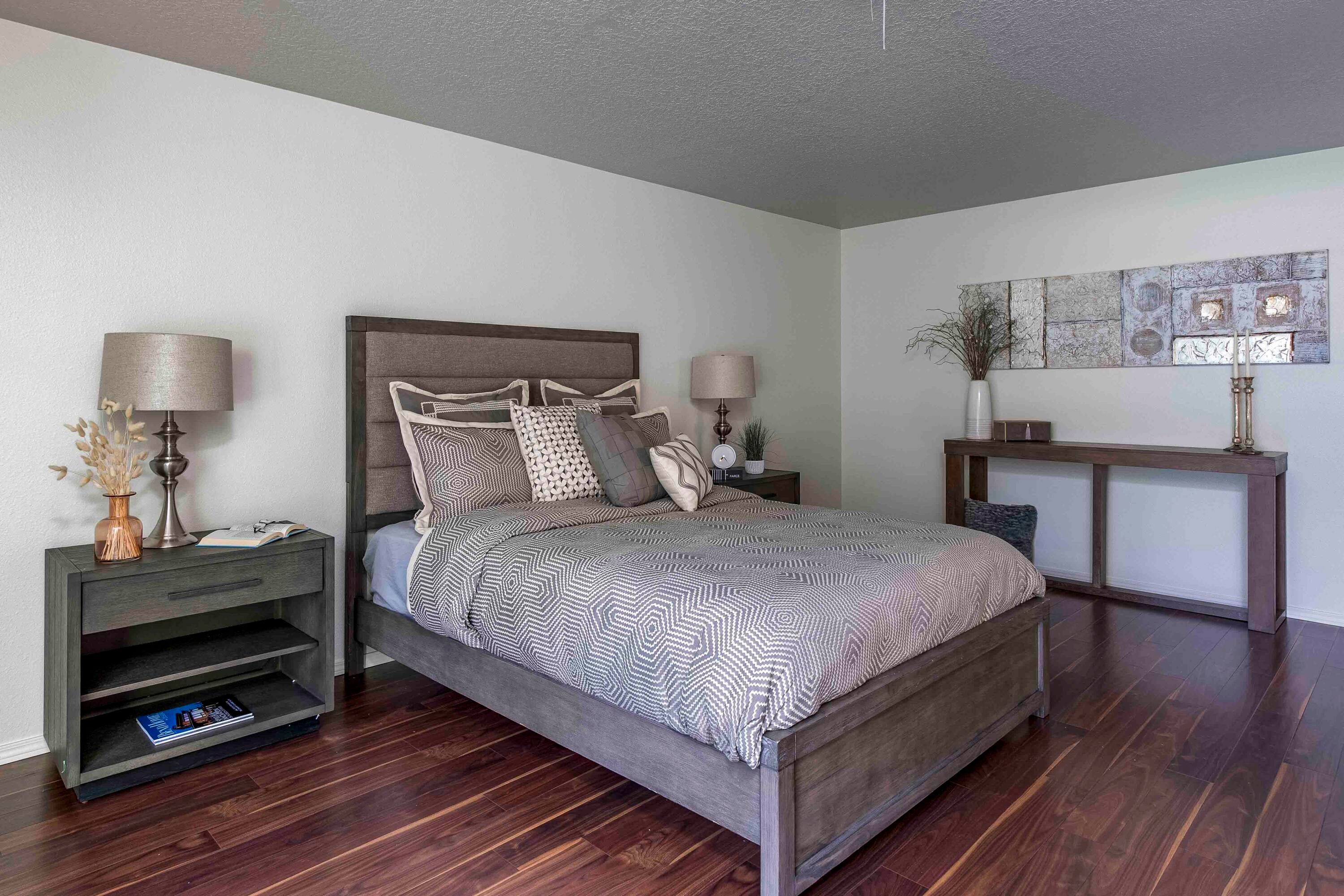 20410 Mainline Road Bend, OR 97702 - Photo 10 of 33 Large master bedroom with walk in closet