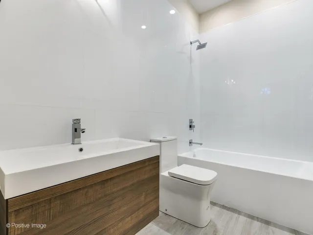 $4,200 | 2345 West Morse Avenue, Chicago, IL 60645