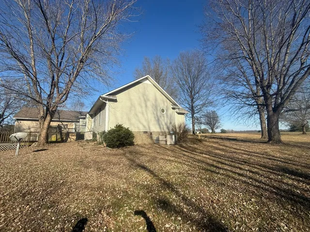 a view of yard with trees