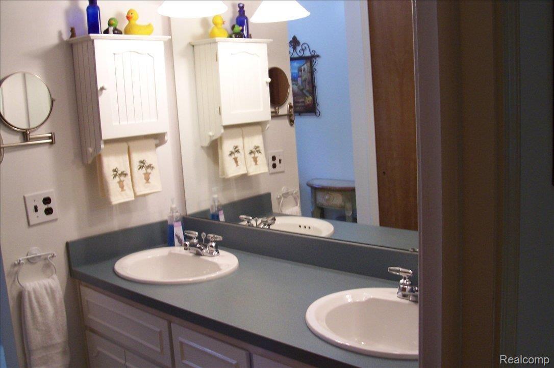570 Lake Forest Road Rochester, MI 48309 - Photo 18 of 25 100_0881.JPG