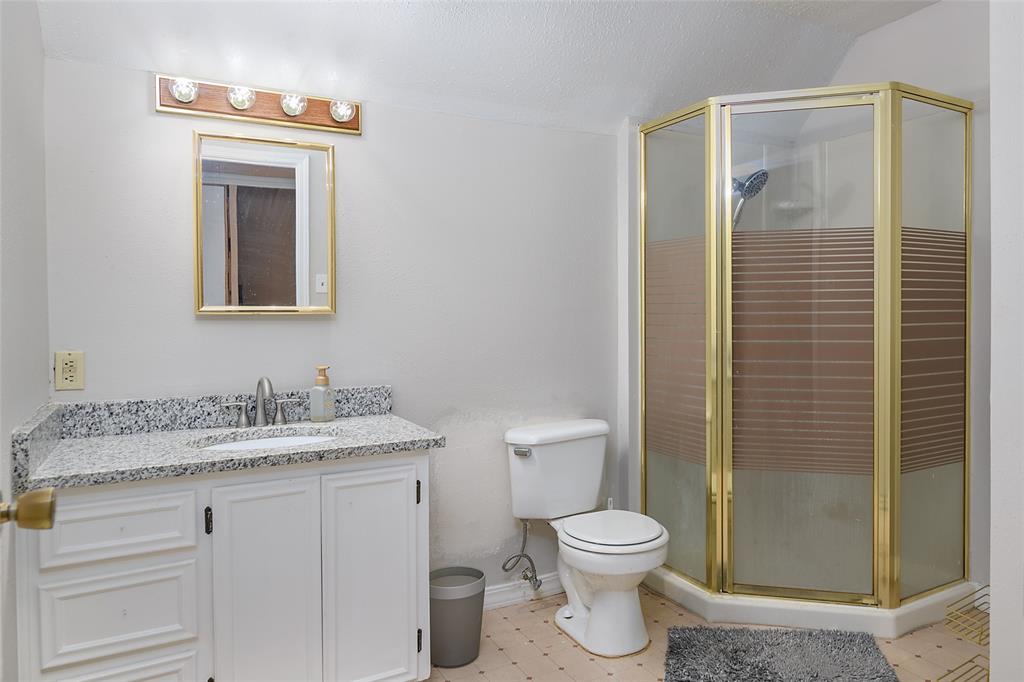 231 Grant Circle Doyline, LA 71023 - Photo 9 of 24 Upstairs Bathroom with Granite Countertops