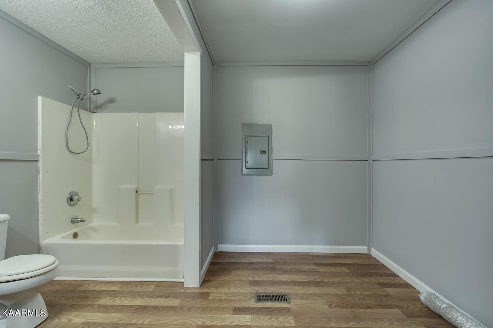199 Honeysuckle Road Loudon, TN 37774 - Photo 17 of 33 a bathroom with a bathtub and a toilet