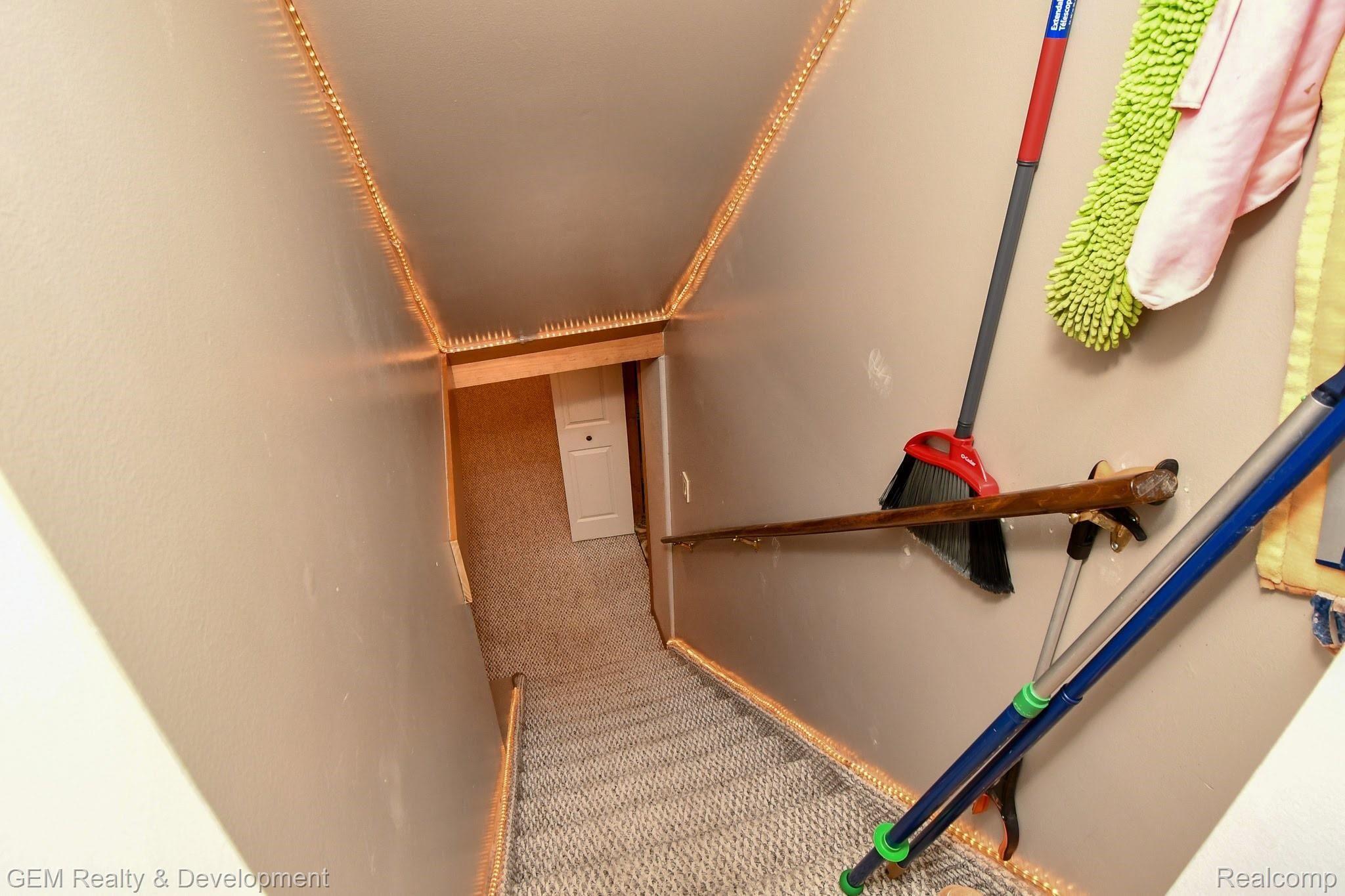 18725 Gill Road Livonia, MI 48152 - Photo 26 of 36 DSC_9565.jpg