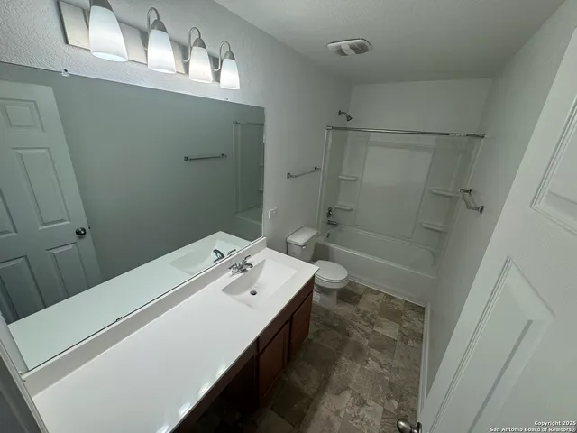 a view of empty room with ceiling fan