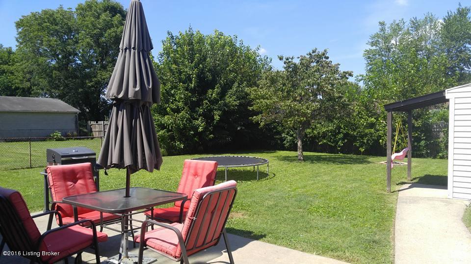 181 Valley Road Louisville, KY 40229 - Photo 17 of 18 yard 2