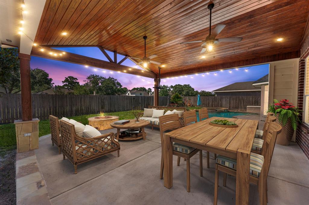 Private Pool/Spa- check! Covered Patio- check! Gas Firepit- check!