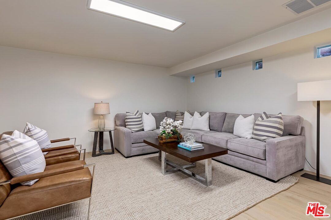 2001 Navy Street Santa Monica, CA 90405 - Photo 40 of 54