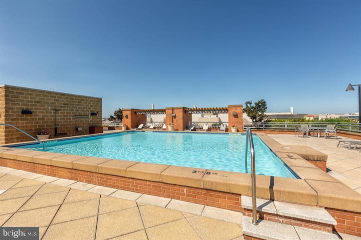 616 E Street Northwest, Unit 655 Washington, DC 20004 - Photo 27 of 38 a view of a backyard and basketball court