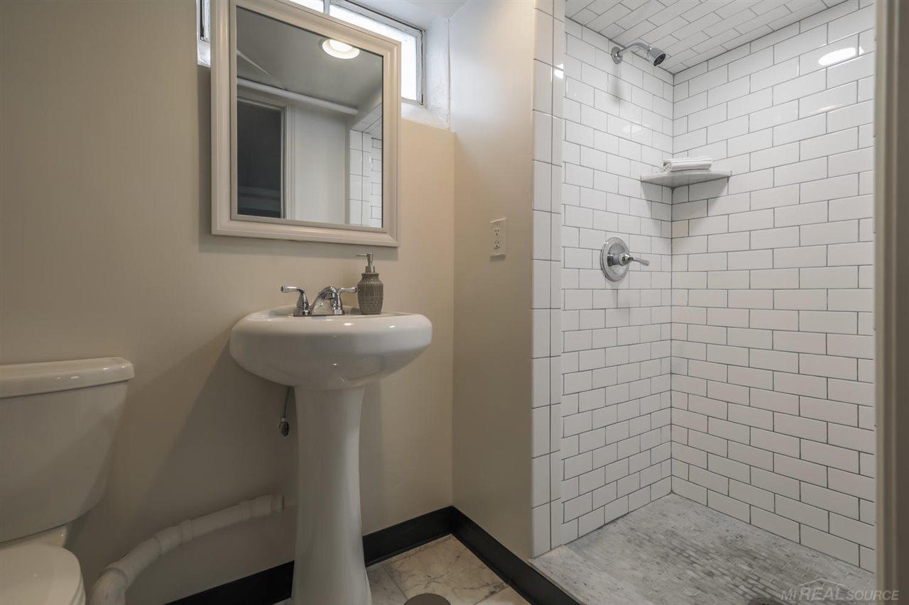 323 Lothrop Road Grosse Pointe, MI 48236 - Photo 35 of 41 31378276-34.JPG