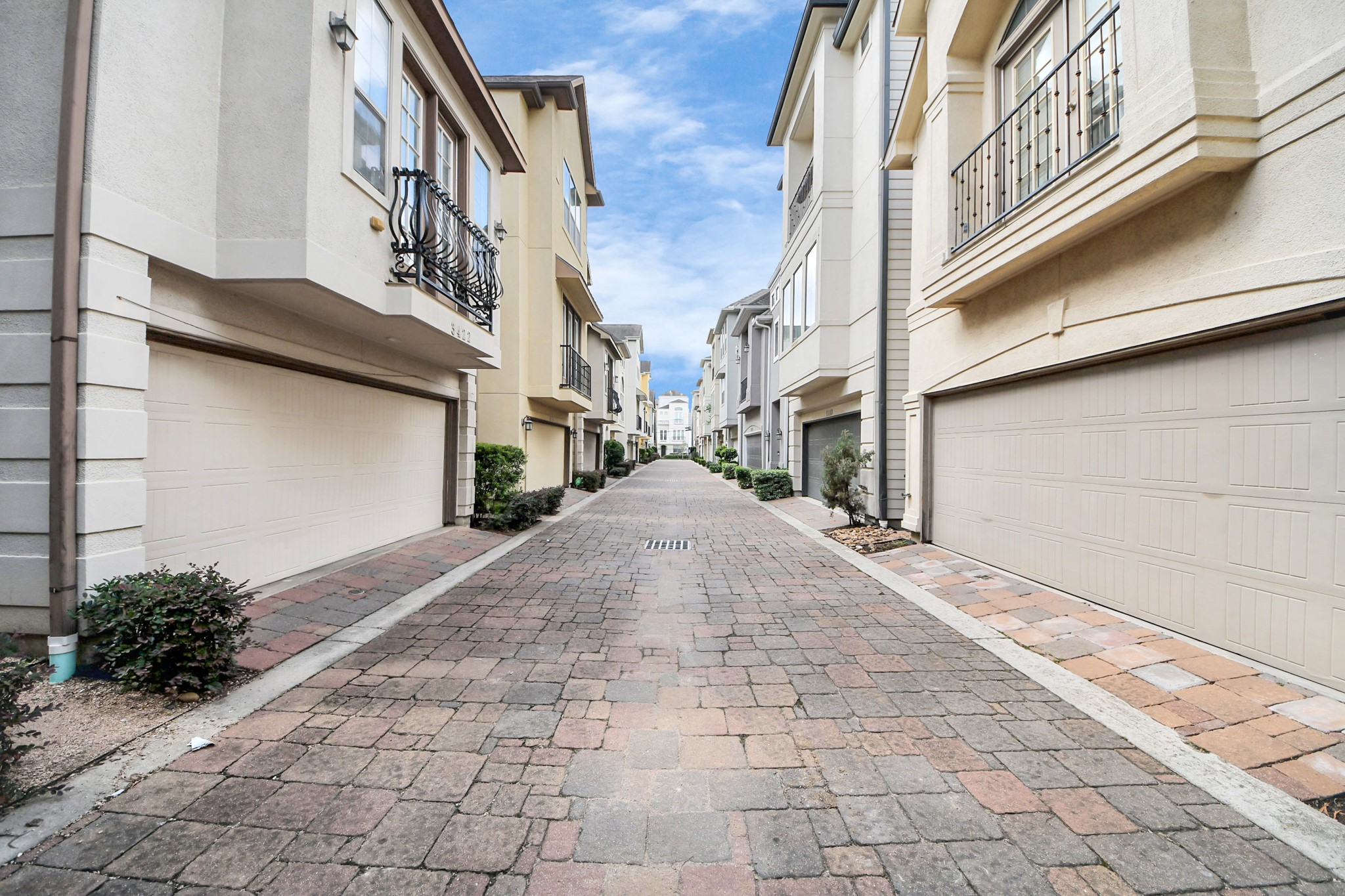 3422 Center Street Houston, TX 77007 - Photo 25 of 27 Cobblestone gated driveway shows this European-style community.