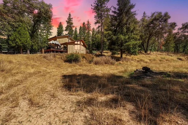 a view of a dinning table and chairs in the patio
