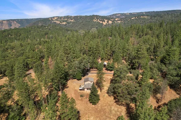 a view of a backyard of the house