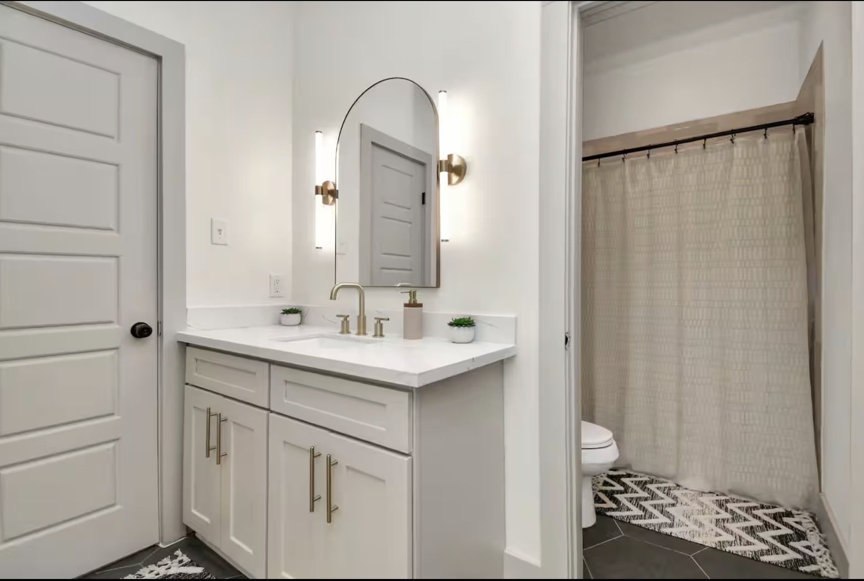 442 6th Street Dickinson, TX 77539 - Photo 24 of 29 a bathroom with a sink and a mirror