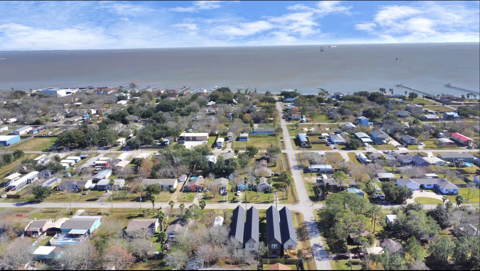 442 6th Street Dickinson, TX 77539 - Photo 4 of 29 a view of a city