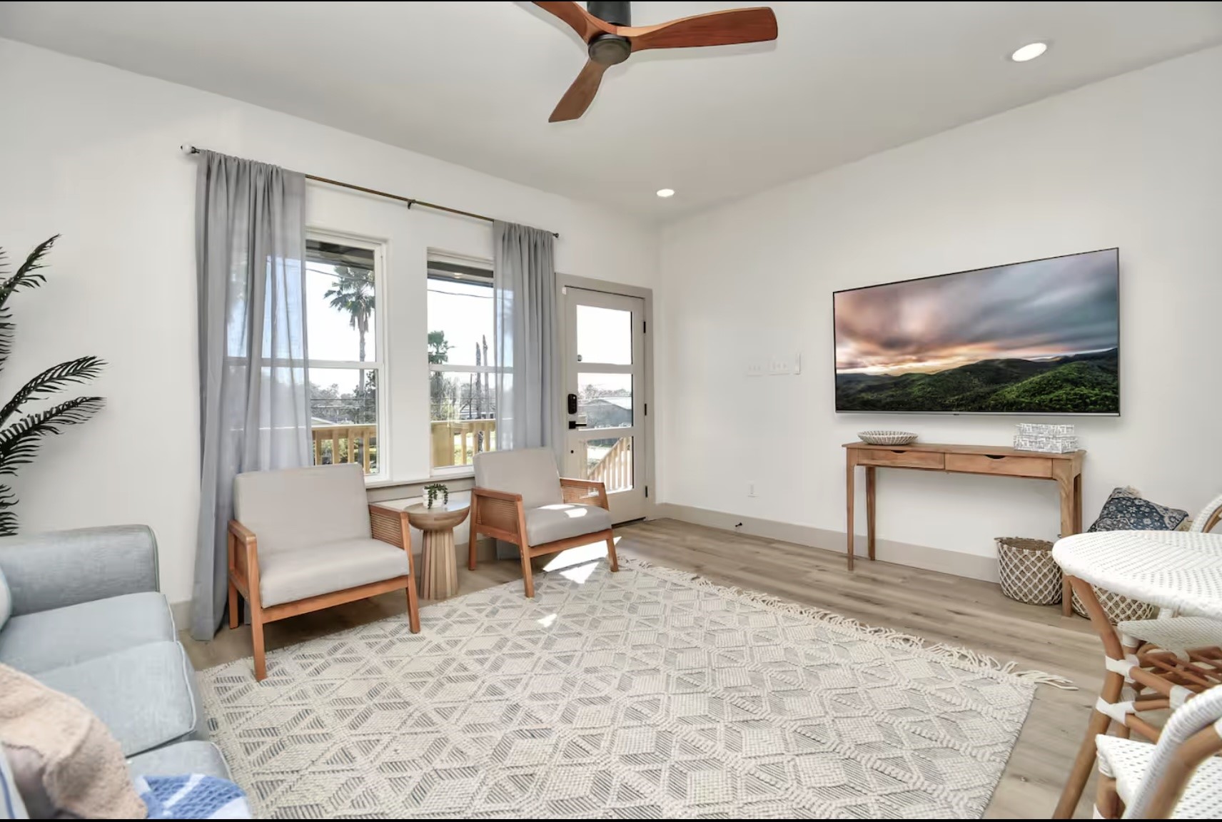 442 6th Street Dickinson, TX 77539 - Photo 9 of 29 a living room with furniture and a flat screen tv