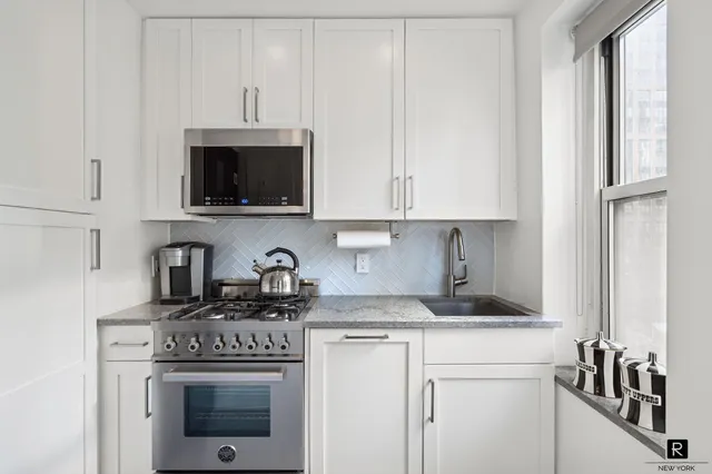 $650,000 | 400 East 52nd Street, Unit 9C | Midtown East