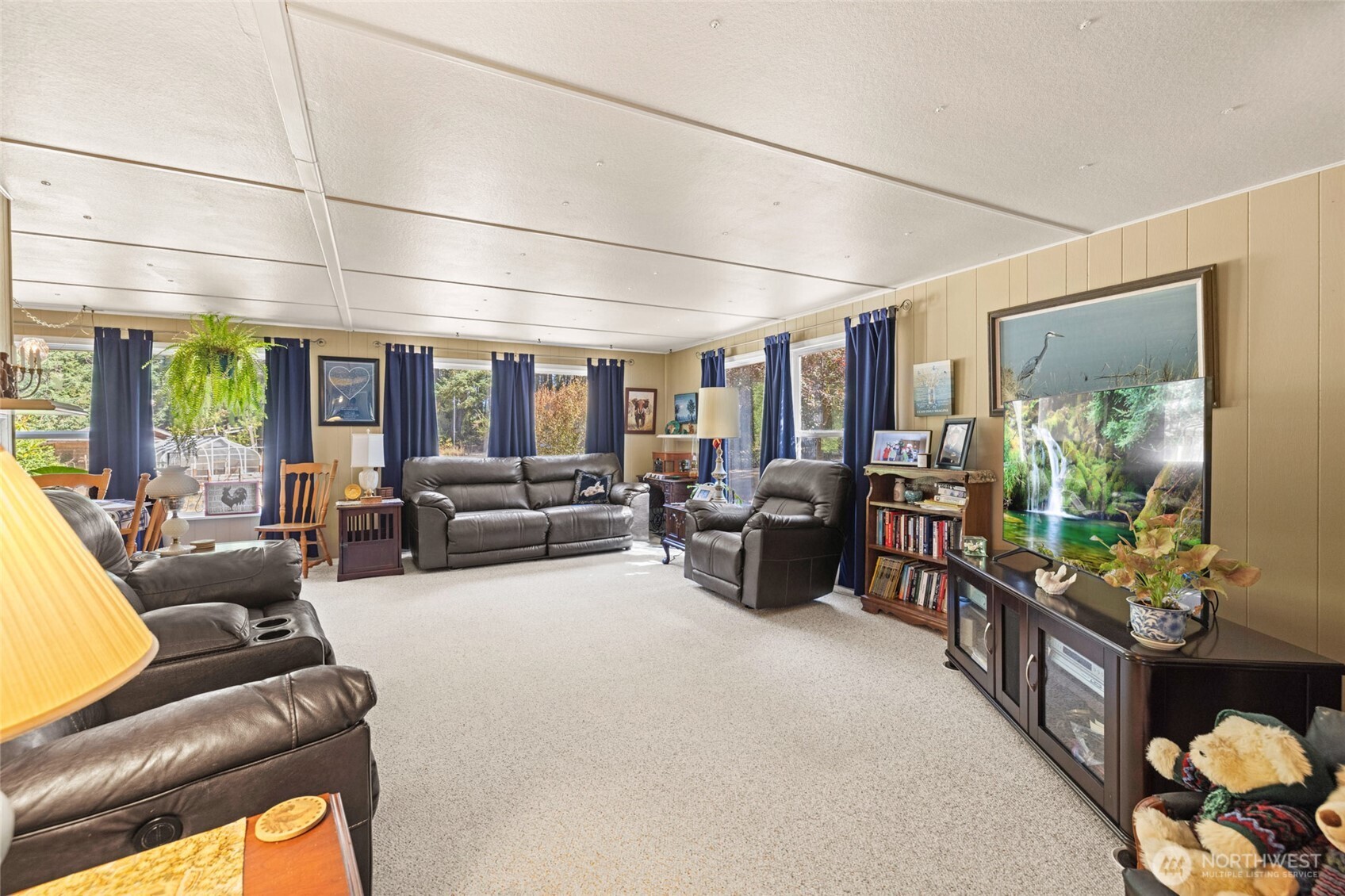 3167 Hunt Road Oak Harbor, WA 98277 - Photo 12 of 40 a living room with furniture
