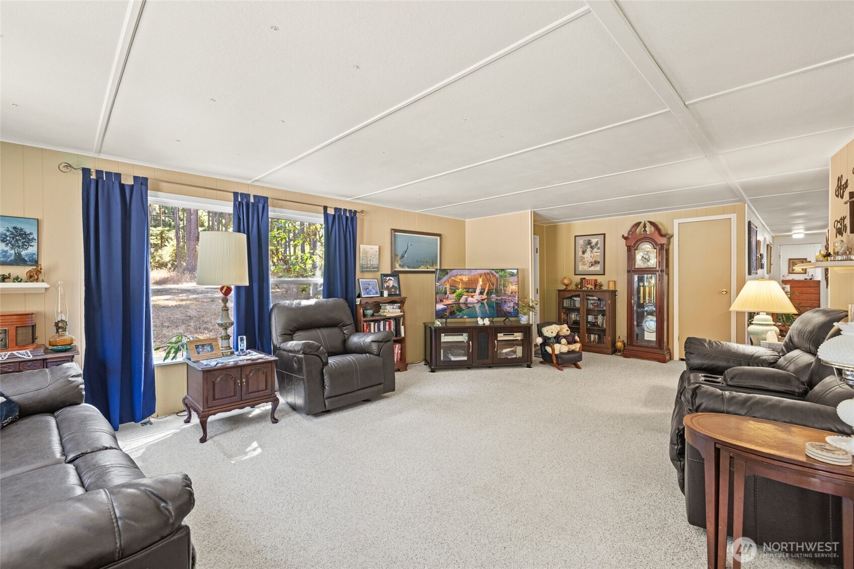 3167 Hunt Road Oak Harbor, WA 98277 - Photo 13 of 40 a living room with furniture and large windows