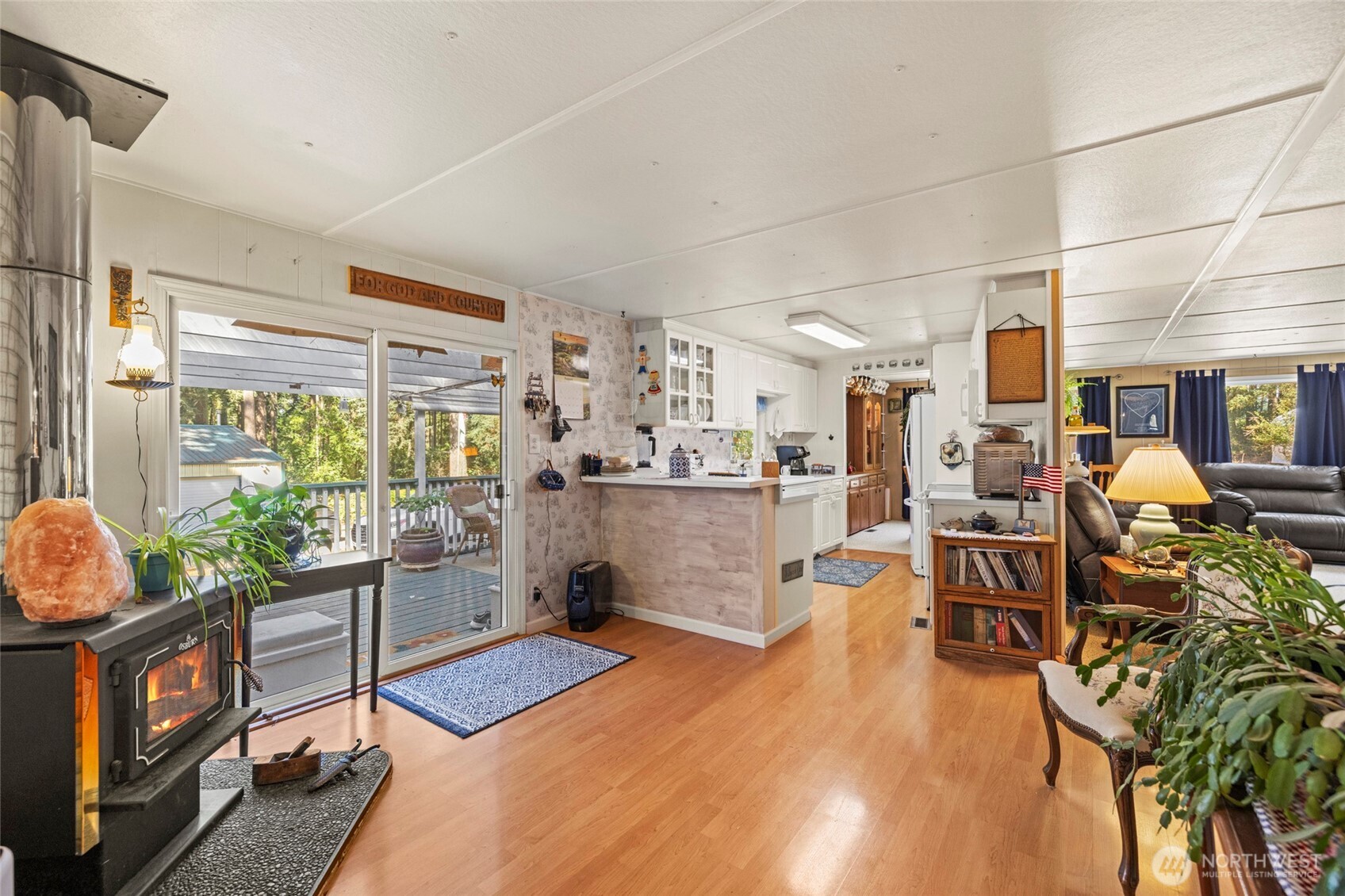 3167 Hunt Road Oak Harbor, WA 98277 - Photo 18 of 40 a room with furniture and a table