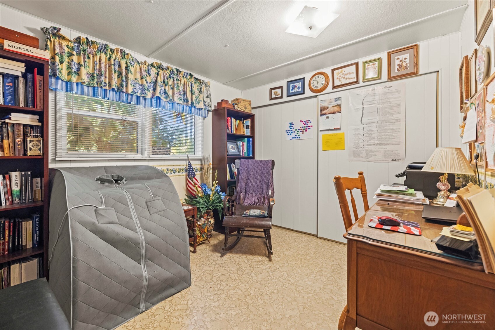 3167 Hunt Road Oak Harbor, WA 98277 - Photo 25 of 40 a workspace with furniture and window