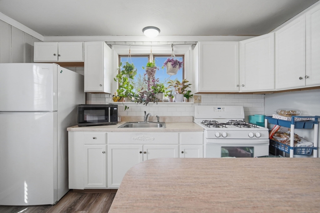 77 Locust Street Holyoke, MA 01040 - Photo 13 of 34