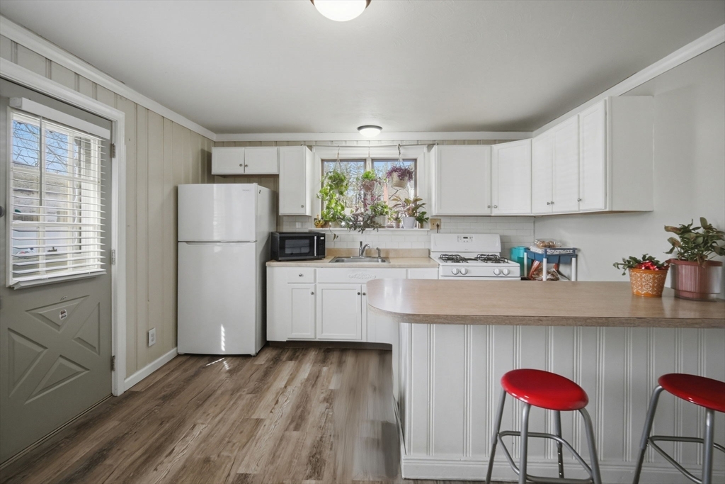 77 Locust Street Holyoke, MA 01040 - Photo 14 of 34