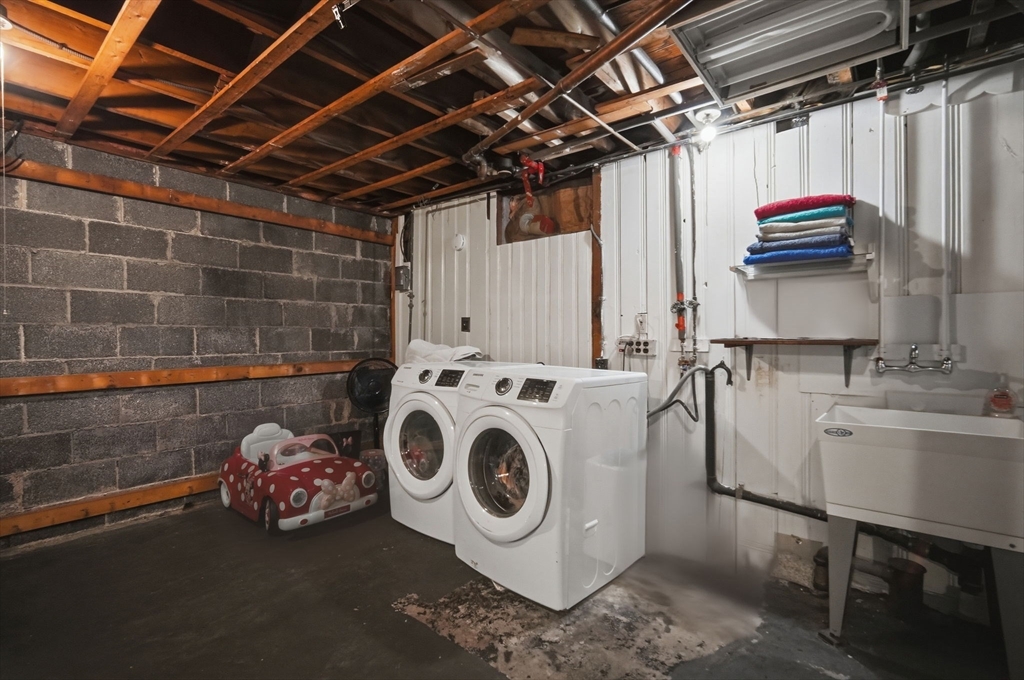 77 Locust Street Holyoke, MA 01040 - Photo 31 of 34