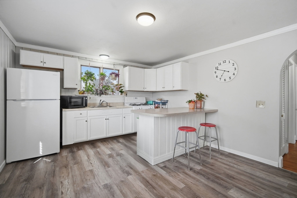 77 Locust Street Holyoke, MA 01040 - Photo 8 of 34