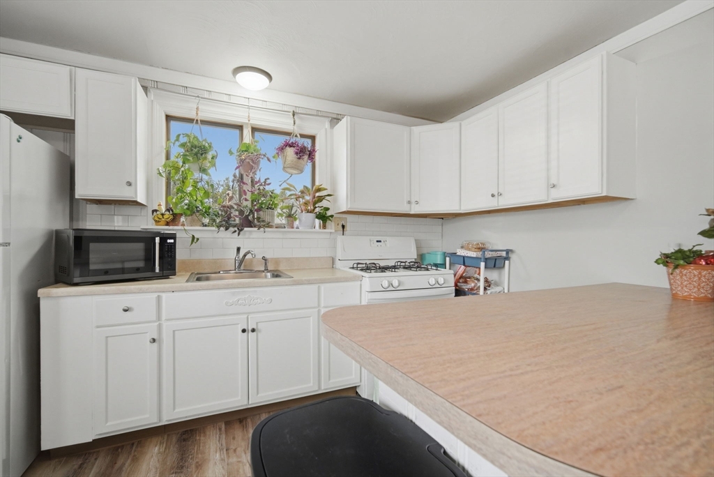 77 Locust Street Holyoke, MA 01040 - Photo 9 of 34