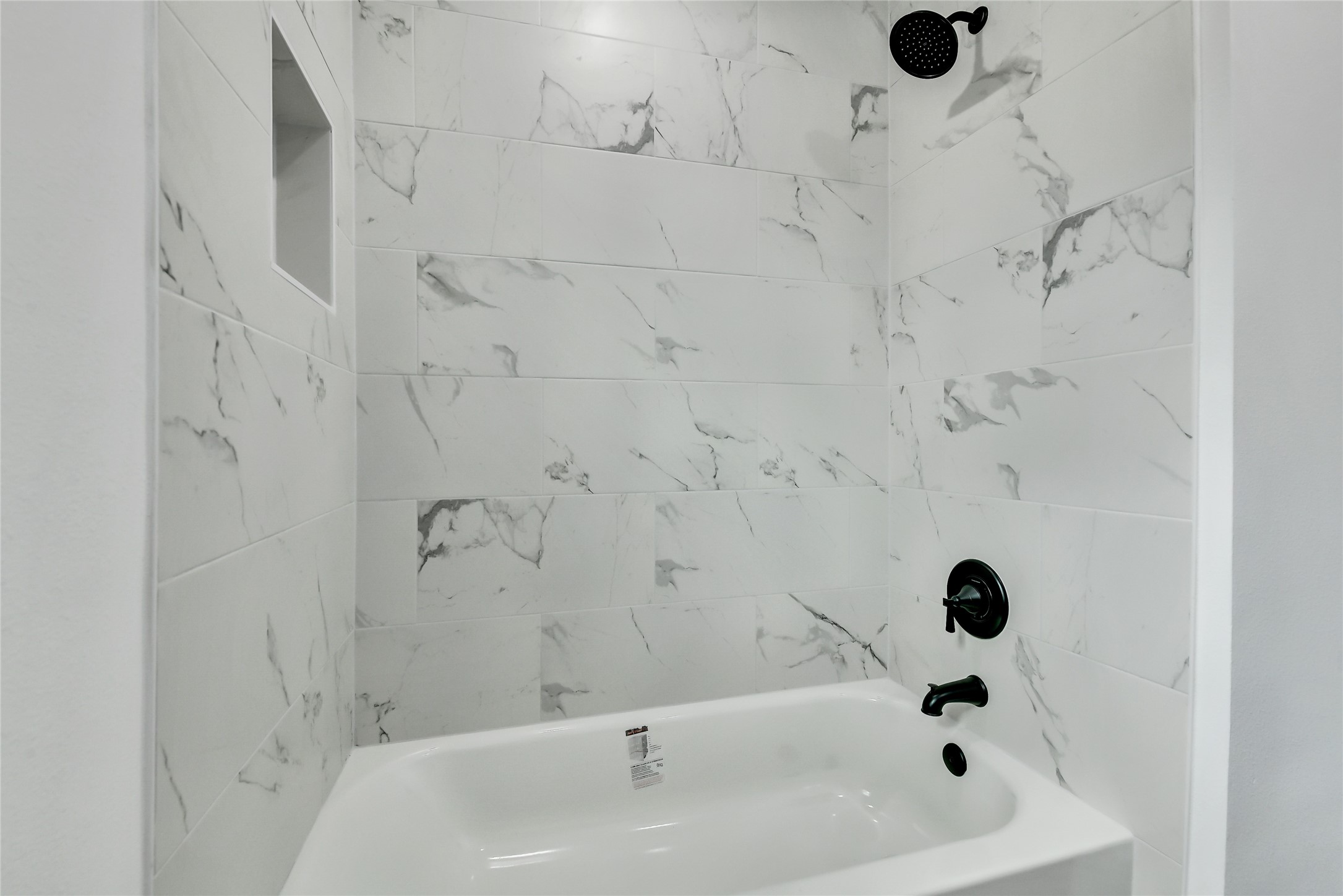110 Harris Court Houston, TX 77009 - Photo 22 of 31 a bathroom with a bathtub