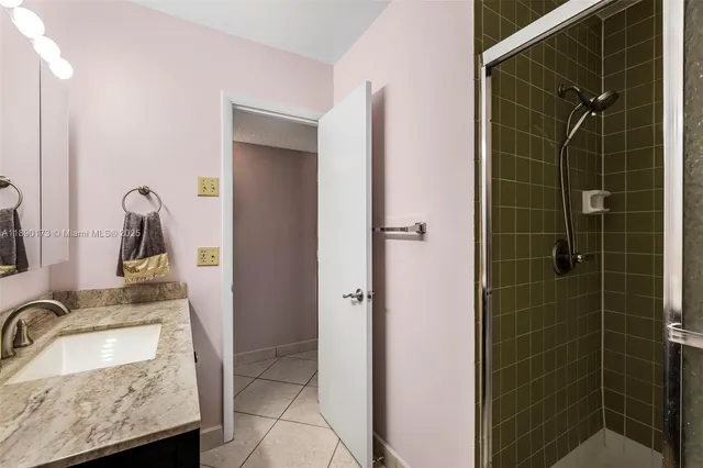 $165,000 | 5300 Washington Street, Unit U405, Hollywood, FL 33021