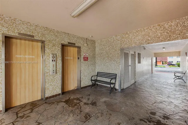 $165,000 | 5300 Washington Street, Unit U405, Hollywood, FL 33021